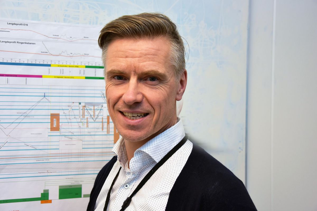 Morten Klokkersveen er ansatt som utbyggingsdirektør i Nye Veier. Han fortsetter dermed å lede utbyggingen av Ringeriksbanen og E16. Foto: Njaal Svingheim.