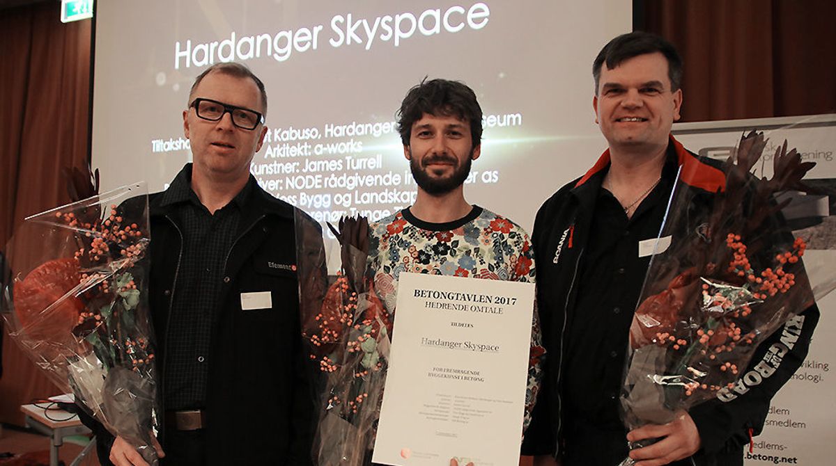 Hederlig omtale til Hardanger Skyspace, representert ved Rune Skjoldal (Tunge Ting), Cristian Stefanescu (a-works) og Jan Otto Midttun (OH Betong). Foto: Arve Brekkhus