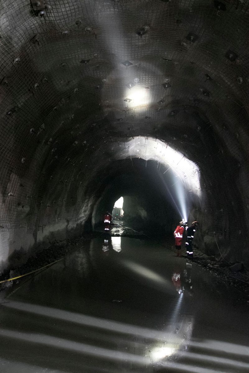 LKAB og Veidekke inspiserer en tunnel under Malmberget.