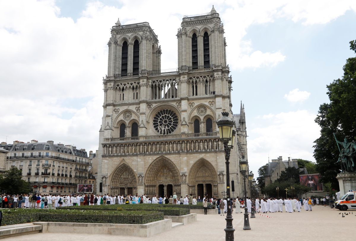Høye blyforekomster gjør at plassen foran katedralen Notre-Dame igjen blir stengt i en periode. Arkivfoto: Erik Johansen / NTB