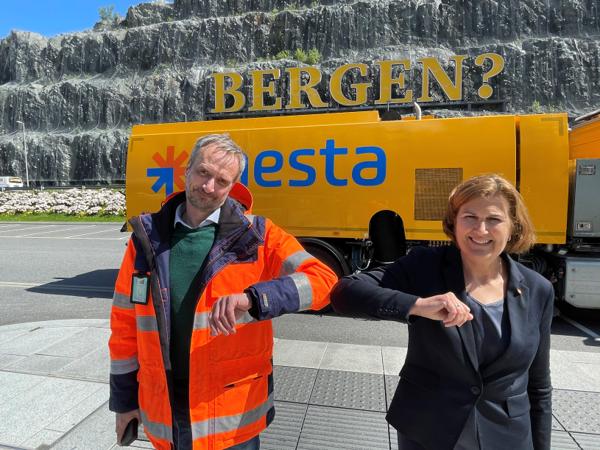 Mesta-direktør Rolf Dale og vegdirektør Ingrid Dahl Hovland signerte tre kontrakter for drift av riksveier på Vestlandet. Foto: Lars Olve Hesjedal, Statens vegvesen.