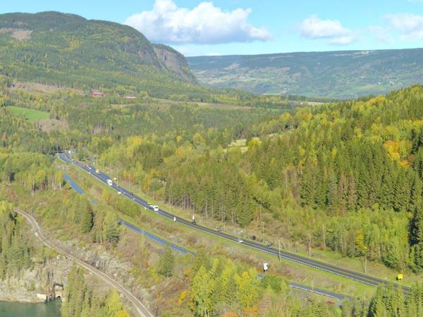 Nye veier skal bygge 9,6 kilometer ny E6 mellom Storhove i Lillehammer og Hunderfossen i Øyer. Bildet viser eksisterende vei ved Ensby.