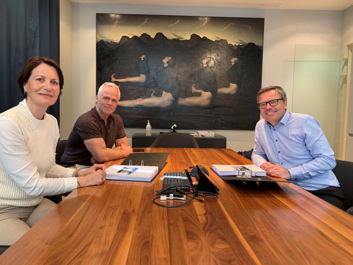 Fra venstre Jorunn Nerheim (prosjektdirektør i OBOS Stor-Bergen), Tor Fredrik Müller (CEO i EGD Property) og Lars Tore Ringstad (distriktsleder i Kruse Smith). Foto: Roger Wiksnes