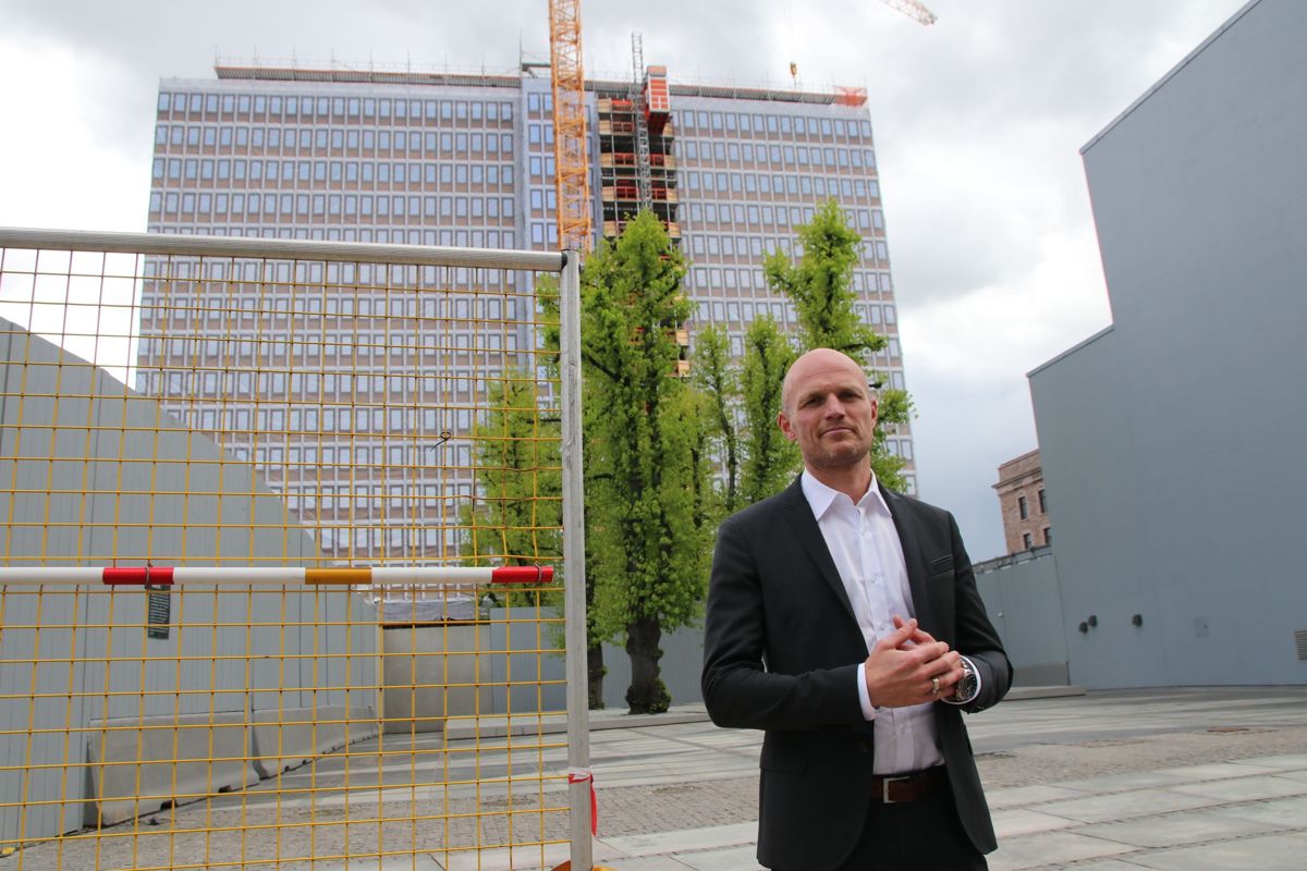 Administrerende direktør i GK Norge, Rune Hardersen, foran Høyblokka der den tekniske entreprenøren har flere oppdrag.