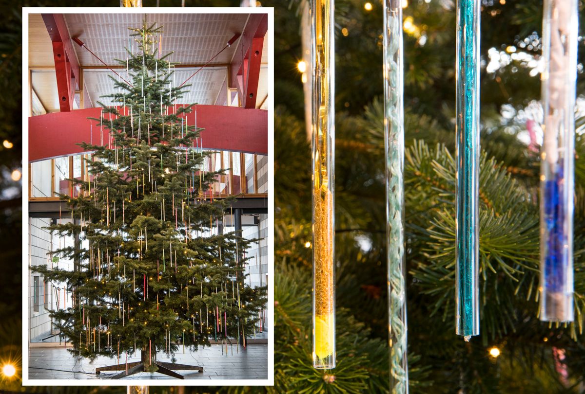 <p>Snøhettas juletre på Maihaugen på Lillehammer er pyntet med glassrør. De 600 glassrørene er overskudd etter et tidligere prosjekt hos Snøhetta. Foto: Camilla Damgård.</p>