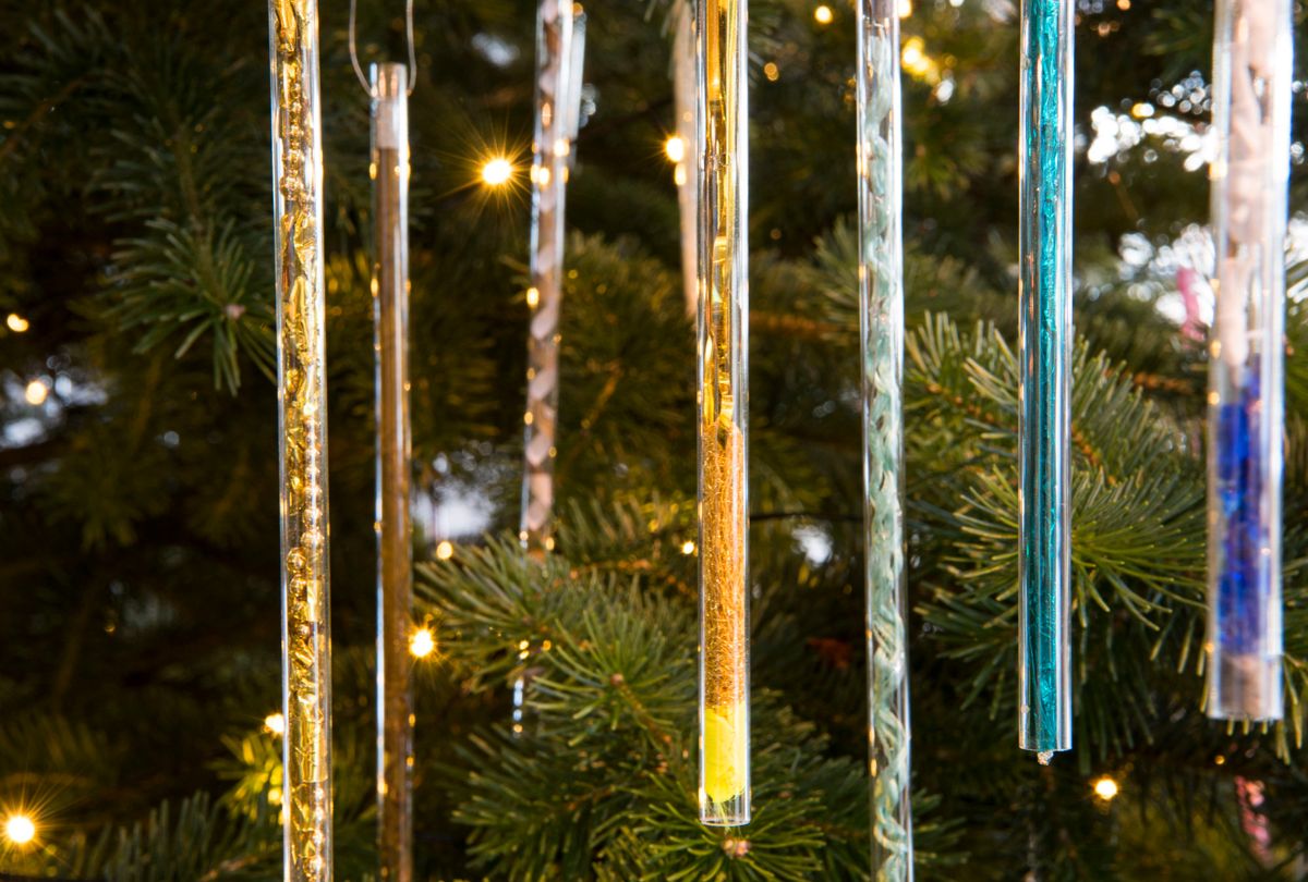 Detaljer av glasspynten på Snøhettas juletre. Foto: Camilla Damgård