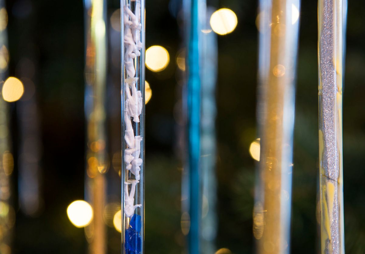 Detaljer fra glasspynten på Snøhettas juletre på Maihaugen. Foto: Camilla Damgård