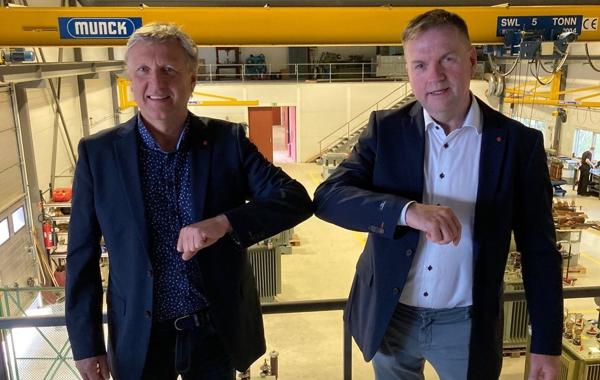 Daglig leder Geir Osmundsen i VTE (til venstre) og administrerende direktør Arild Borgersen i Nettpartner. Foto: Nettpartner