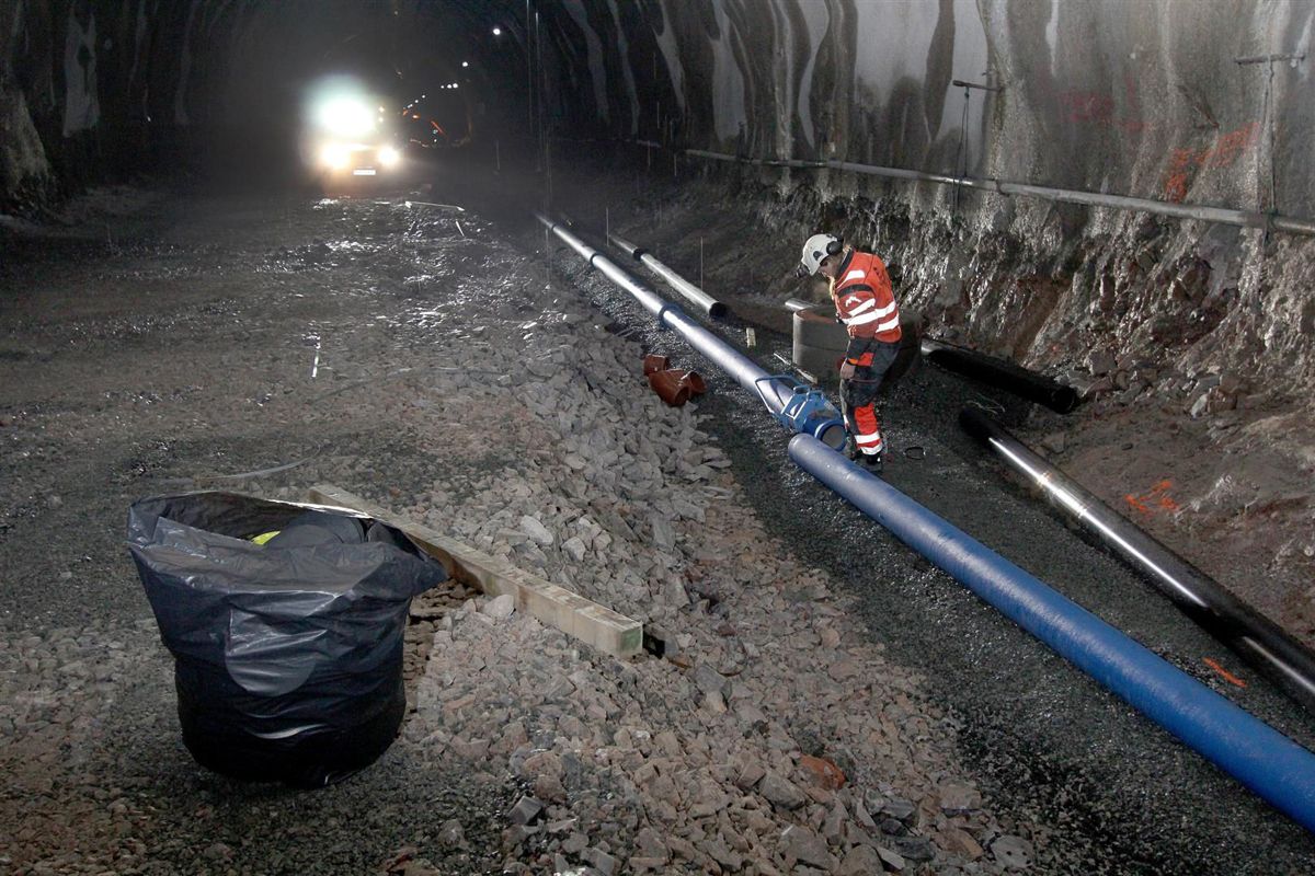 Nær 150 000 meter rør er nå koblet sammen i Mælefjelltunnelen. Selve vegen er nå bygd opp i det meste av tunnelen. Foto: Tor Arvid A. Gundersen, Statens vegvesen.