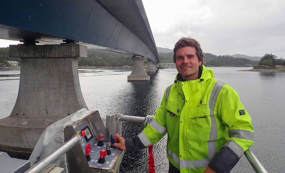 Christian Lønøy fra Multiconsult utfører inspeksjon på Spissøybrua i Bømlo. Foto: Multiconsult