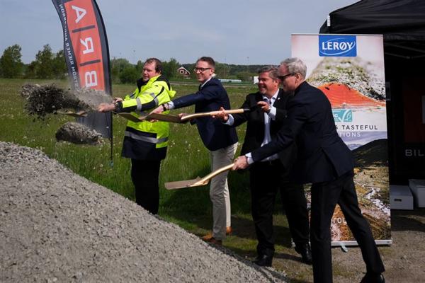 Første spadetak for Leröy Seafoods nye sjømatsenter i Kungälv ble tatt 1. juni av Anders Nolander, avdelingssjef BRA Bygg, Mattias Gunnarsson, adm. direktør Leröy Seafood AB, Miguel Odhner, kommunestyreleder Kungälv og Christian Syse, Norges ambassadør til Sverige. Foto: Veidekke