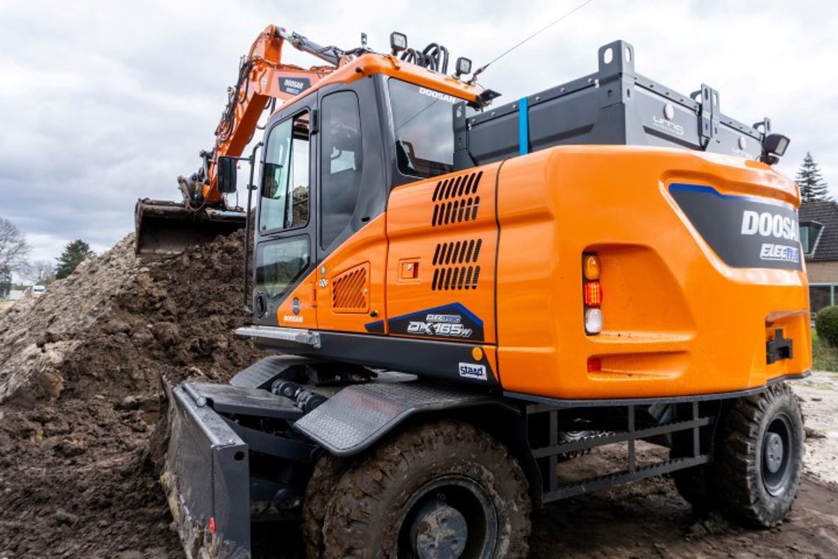 Hjulgraveren DX165W-5 på 17 tonn, er blant de elektriske Doosan-maskinene Rosendal Maskin kan tilby norske kunder. Foto: Doosan.