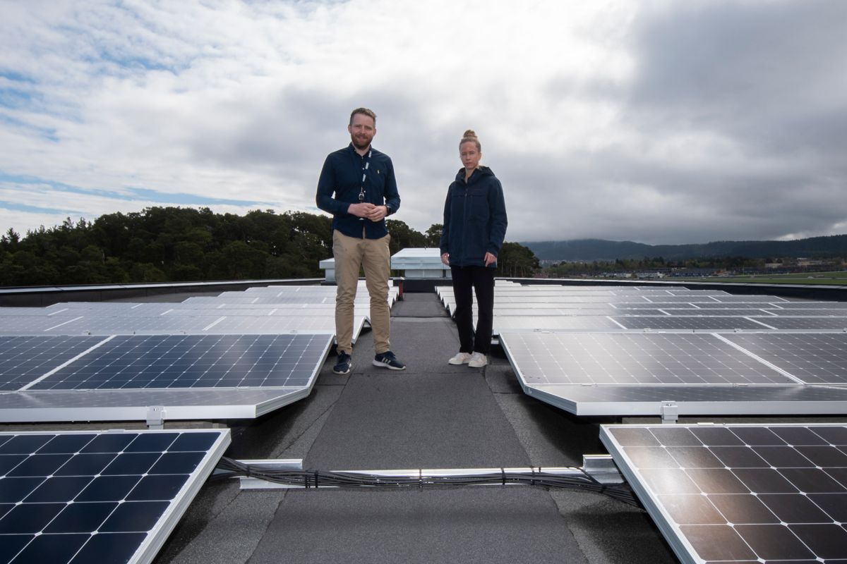 Bærekraftsleder Lars Lægran og miljørådgiver Ida Nes i HENT på det energiproduserende taket på HENT Future-bygget Ranheimsvegen 9.