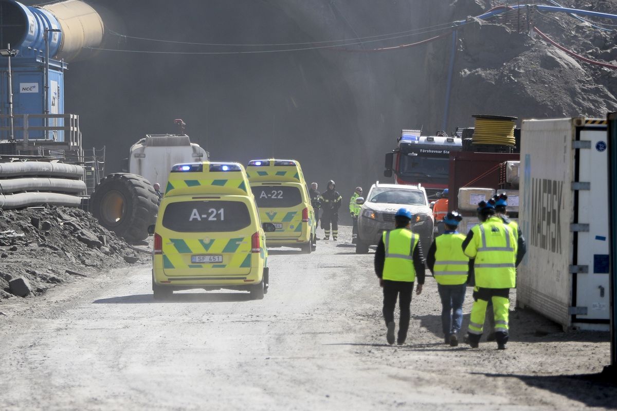 Både ambulanse, brannvesen og politi dukket opp etter at det brøt ut brann i Sandoyartunnelen. Foto: Sverri Egholm / portal.fo