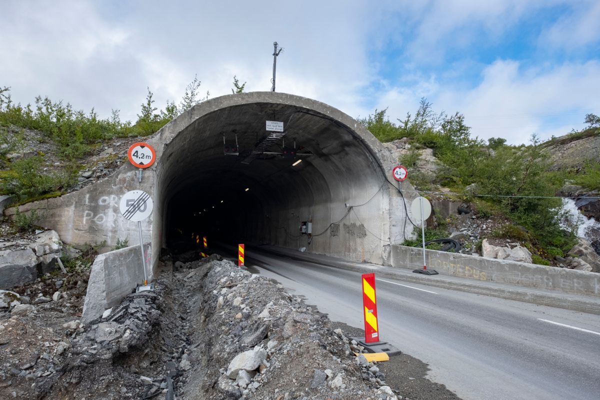 Vågslidtunnelen og Haukelitunnelen på E134 skal oppgraderes i sommer, det vil føre til kolonnekjøring og trafikkreguleringer. Foto: Tor Erik Schrøder / NTB