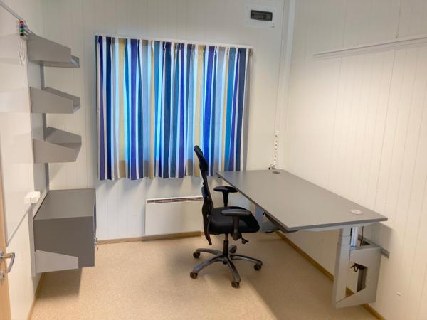 Slike elektriske vegghengte hev- og senkarbeidsplasser til skal leveres til kontormodulene på Regjeringskvartalet.