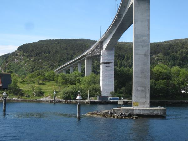 REHABILITERES. Den 1274 meter lange Måløybrua på riksvei 15 i Vestland, ble åpnet i 1973 og gjennomgår for tiden tyngre vedlikeholdsarbeider. Statens vegvesen mener det vil være behov for å øke oppmerksomheten på brurehabilitering i årene som kommer.