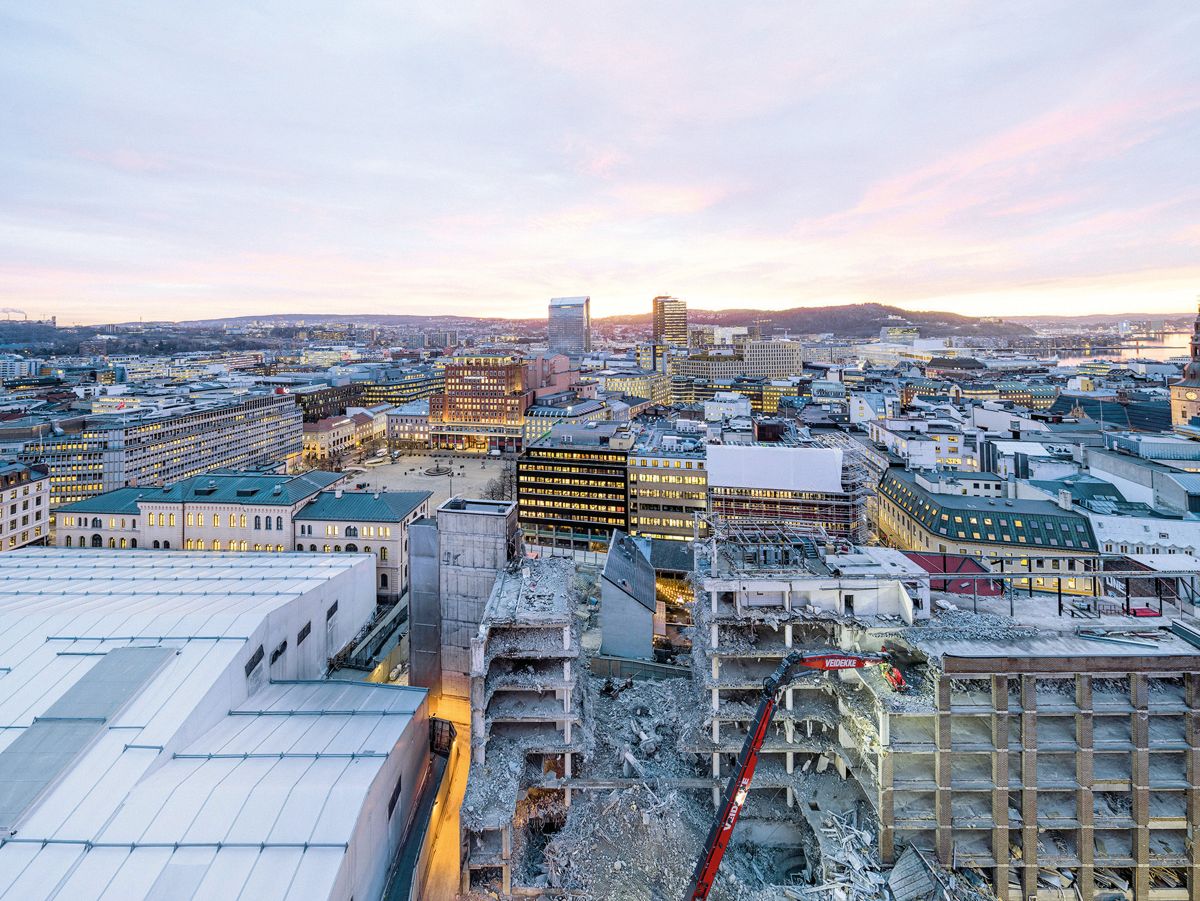 Statsbyggs gigantiske telt fra regjeringskvartalet blir Norges største lager og handleplass for byggematerialer som skal brukes på nytt. Foto: Statsbygg