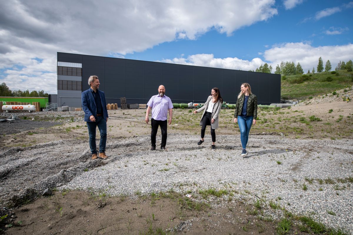 Ledelsen i Hallgruppen er fornøyd med at de har sikret seg kontrakten med Otto Olsen. Fra venstre CEO Lars Dalgaard, avdelingsleder bygg Robert Kristiansen, marketing manager Merete Skogrand Nymoen, og prosjektsjef bygg Siri White.