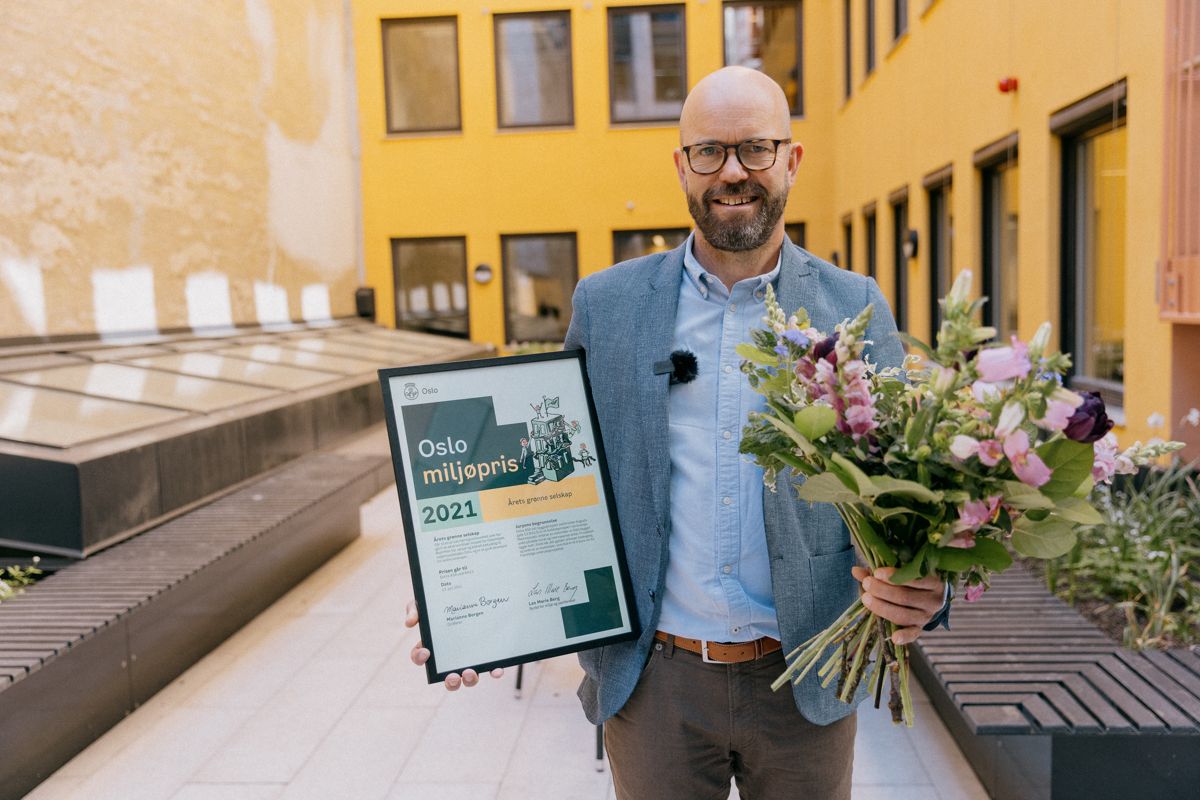 Direktør for prosjektutvikling i Entra, Per Ola Ulseth mottok prisen. Foto: Jan Khür/Bymiljøetaten