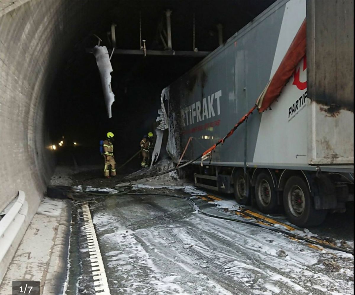 Brann i en lastebil i Merraskottunnelen onsdag kveld. Tunnelen er stengt, og også Oslofjordtunnelen ble stengt i retning Drammen. Foto: Asker og Bærum Brann og Redning / NTB