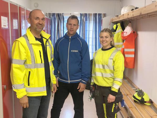 Rørleggerfirmaet Chr. M. Vestrheim i Bergen har 11 kvinnelige fagarbeidere. Daglig leder Thomas Jørs, hovedtillitsvalgt Rolf Pedersen og rørlegger Helene Mikkelsen ser frem til at de nye bestemmelsene om separate garderober trer i kraft. Her i en av brakkene i forbindelse med bygging av Holen skole i Bergen.