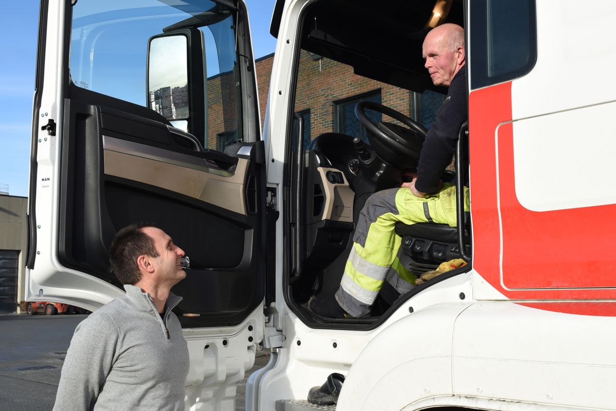 Daglig leder Rune Egeland i samtale med sjåfør Egil Tjora. Foto: Skjæveland Gruppen