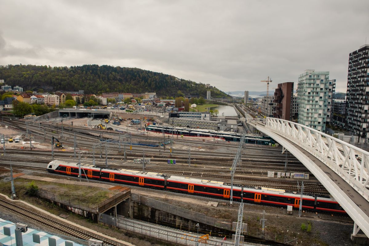 Bane NOR lager ny tunnelstrekning med sju spor under Middelalderparken. Parken rustes opp til historisk bydelspark. Foto: Bane NOR/Nicolas Tourrenc