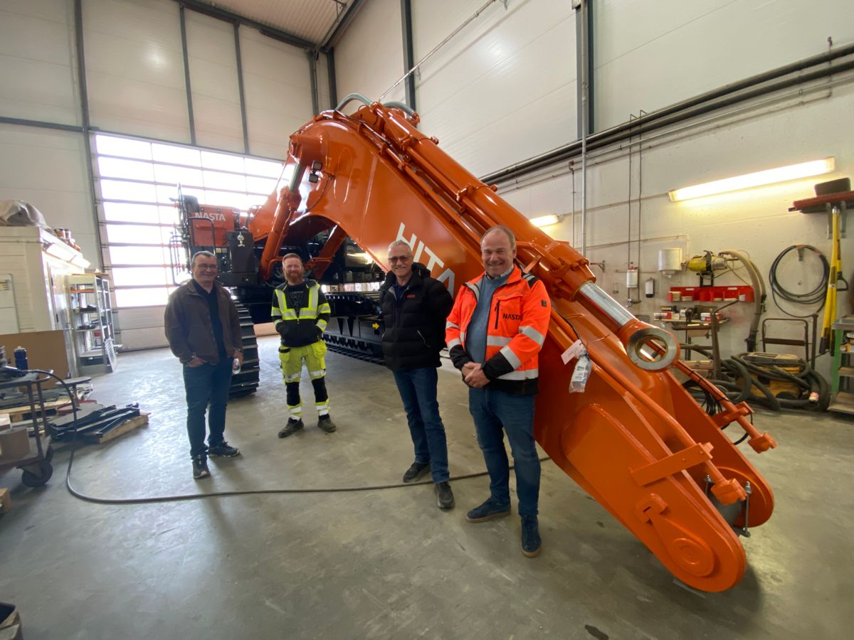 Jostein Ytreland, leder for maskinavdeling i Vassbakk & Stol, ressurskoordinator Frode Gundersen i Vassbakk & Stol og Bjarne Bøe maskinselger for Nasta i Rogaland og Vegard Gultvedt, konsernkundeansvarlig i Nasta. Foto: Nasta.