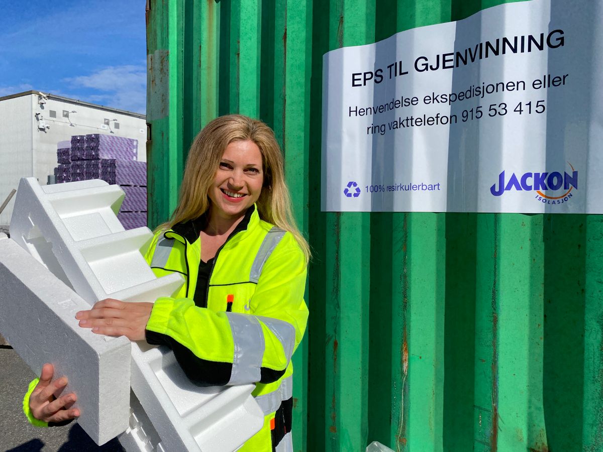 Marianne Mügge foran gjenvinningscontaineren ved Jackons fabrikk i Fredrikstad. Foto: Jackon