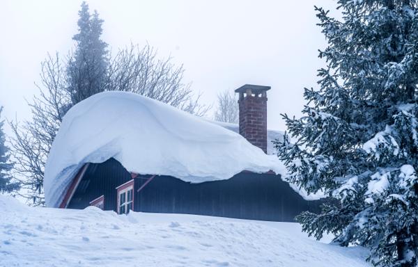 Mange nordmenn vil ha hytte på fjellet, og hytteprisene har steget med 12,6 prosent i første halvår 2021. Foto: Gorm Kallestad / NTB