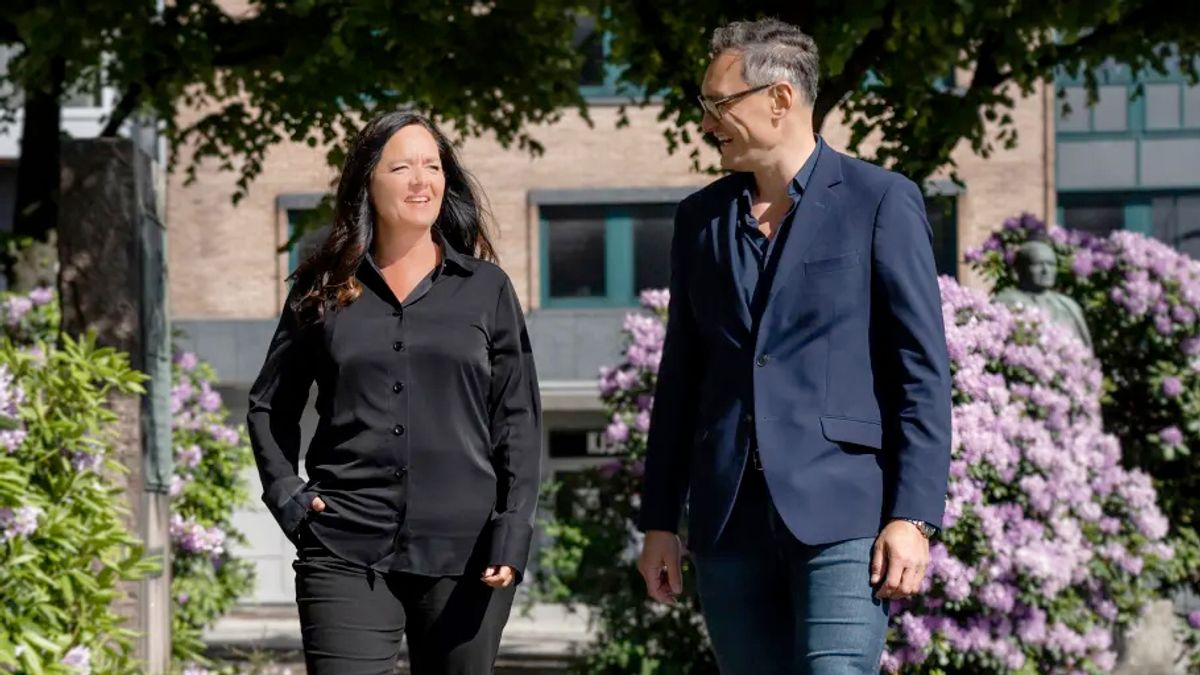Administrerende direktør Grethe Haugland ønsker Håkon Iversen velkommen som ny leder for Bergenskontoret. Foto: LINK Arkitektur / Hundven-Clements Photography.