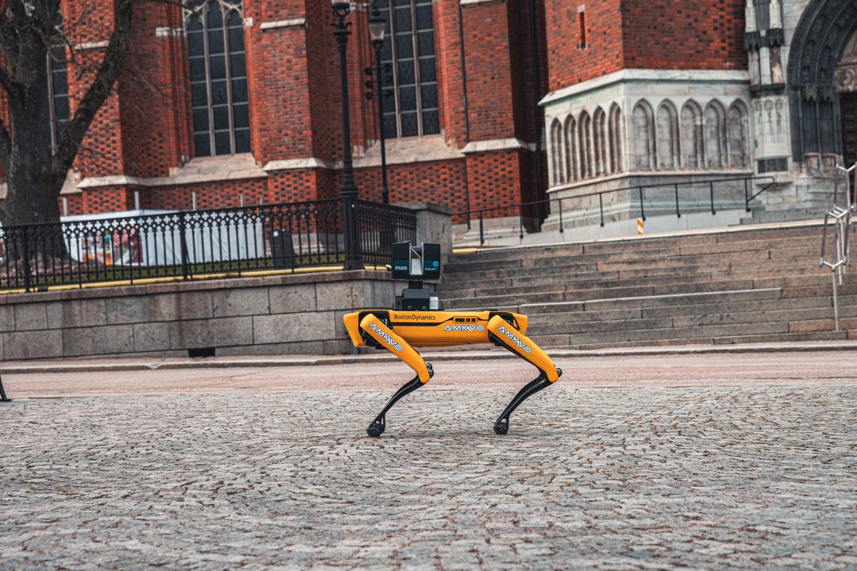 Robothunden Spot fra amerikanske Boston Dynamics er en maskin som har fått svært mye oppmerksomhet, og som mange nå ser potensialet i. Her med 3D-skanner fra Faro. Foto: AMKVO