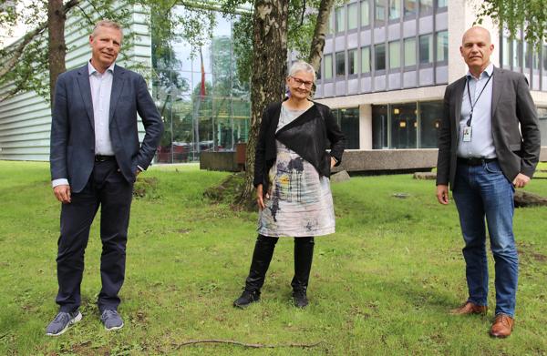 Hanne Rønneberg leder juryen i Byggenæringens Klimapris. Her flankert av styreleder Asle Randen i EBA O (t.v.),  og direktør Ole Henrik Ystehede i EBA O.