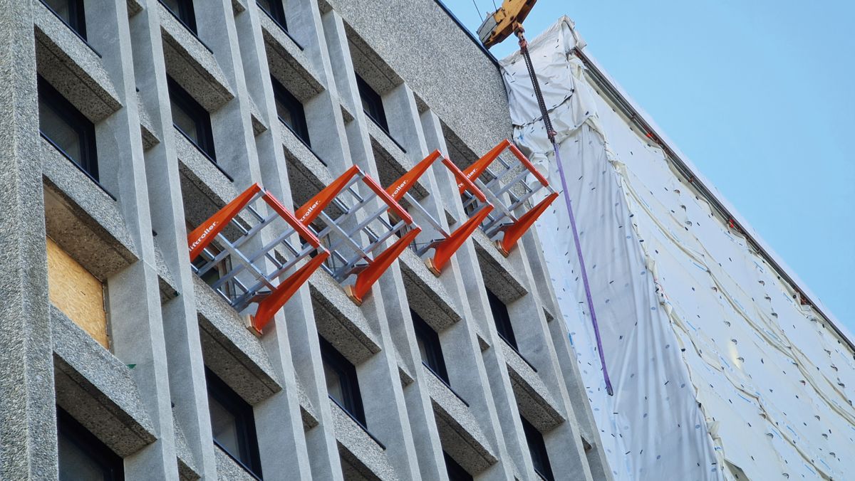 Bergen Rådhus har blant annet gjennomgått en stor fasaderehabilitering, der systemet Liftroller har lagt til rette for at de utvendige arbeidene kunne ferdigstilles uten å være til hinder for fremdrift med fasadearbeidet. Foto: Liftroller