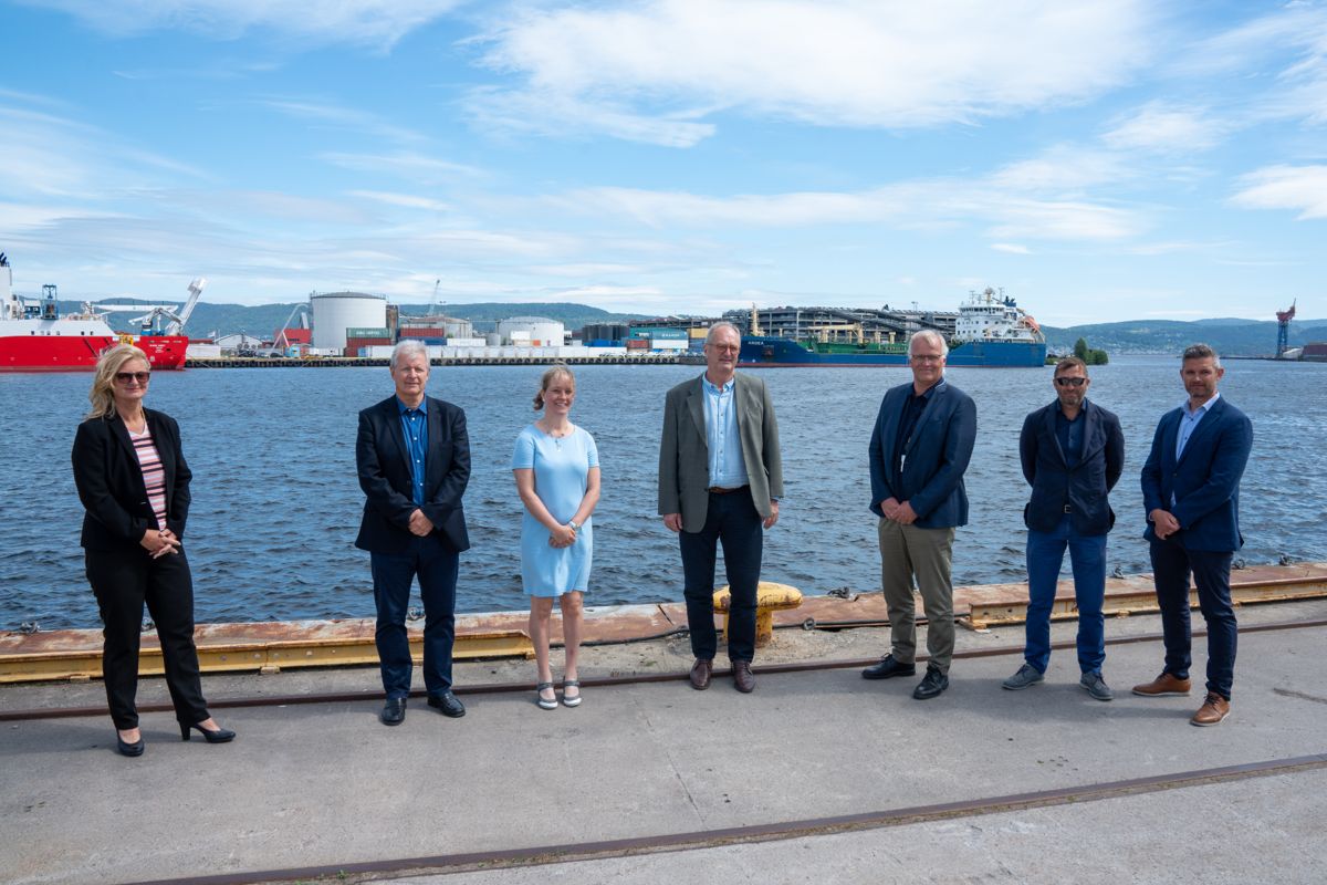 Fra venstre: Ann-Christin Andersen (Styreleder, Drammen havn), Jarle N. Hansen (teknisk sjef, Drammen havn), Gudveig Bellen Nordahl (HMS-leder, Drammen havn), Arild Moe (Administrerende direktør, NRC Group Norge), Erdil Kenar (prosjektleder, NRC Group Norge) og Peter Sundbø Norreen (prosjektsjef, NRC Group Norge). Foto: NRC