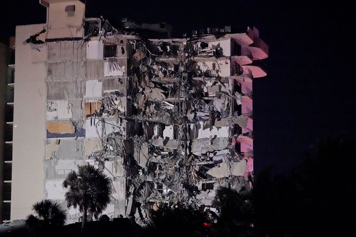 En bygning kollapset i Miami i USA. Foto: AP Photo/Wilfredo Lee