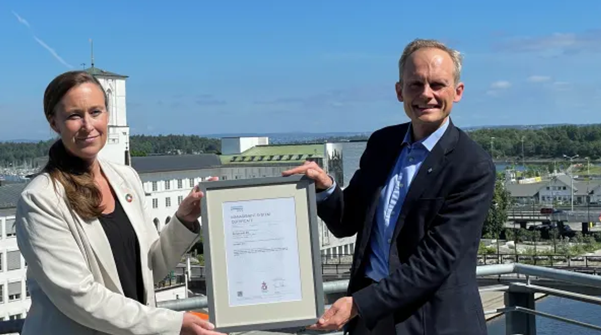 DNV har ISO 45001-sertifisert Norconsults norske virksomhet. Her er konsernsjef Egil Hogna med leder for avdeling styringssystem, kvalitet og HMS, Torhild Tøndel. Foto: Norconsult