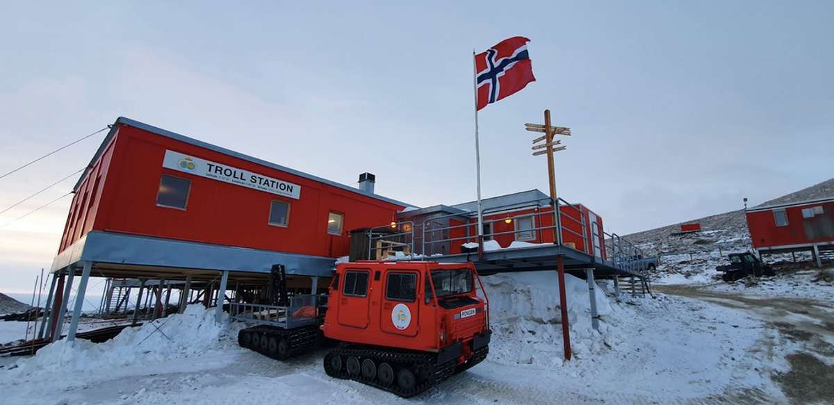 Den nye forskningsstasjonen skal bygges på samme sted som den gamle. Foto: Thomas Dretvik/Norsk Polarinstitutt.