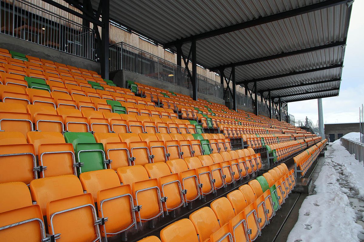 En egen tribune fra skolen ut mot fotballbanens kortside, med 1.000 sitteplasser, samt et servicebygg tilknyttet fotballbanen, er også en del av utbyggingsprosjektet.