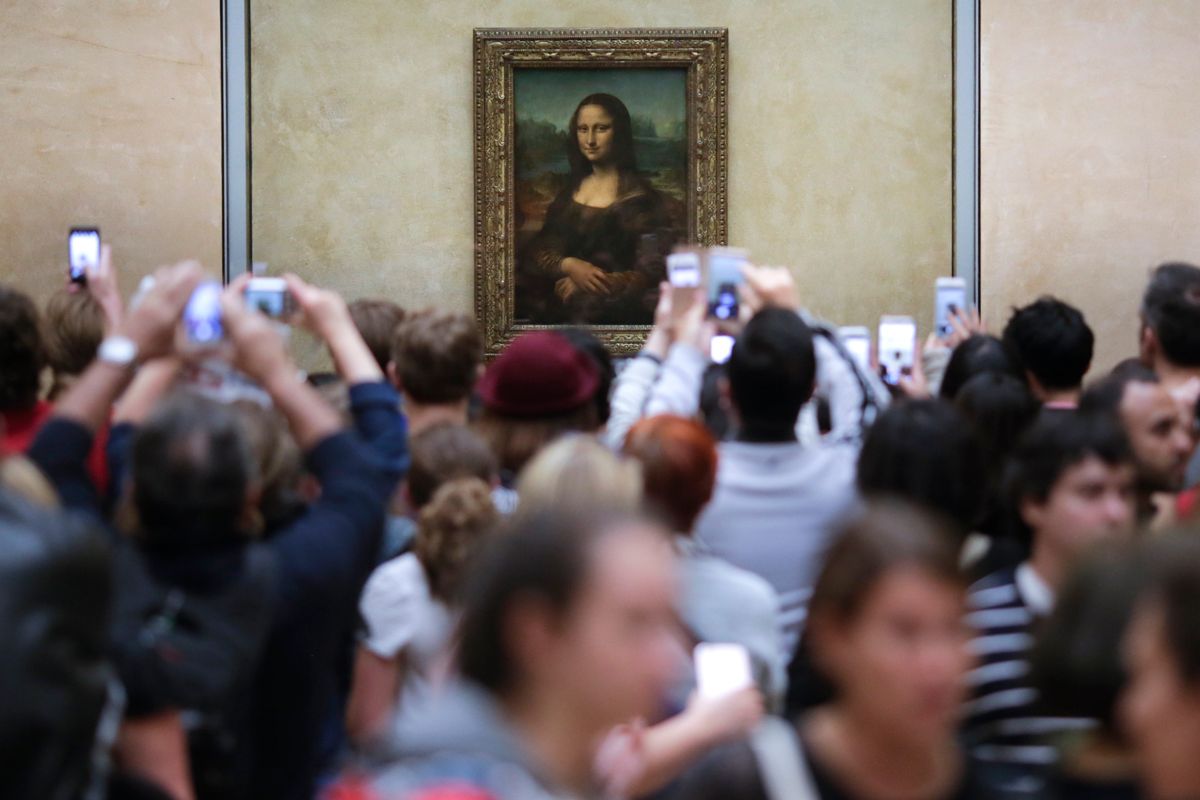 Slik er Mona Lisa sikret i Louvre i Paris. Foto: AP Photo/Markus Schreiber