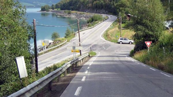 Dagens kryss i Randen sett fra fv. 51. Krysset skal flyttes ca. 200 meter østover for å bedre trafikksikkerheten. Foto: Statens vegvesen