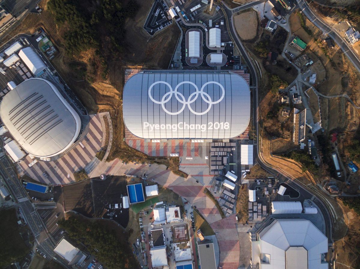 Her ser vi OL-området i Gangneung som inneholder Gangneung Ice Arena (f.v.), Gangneung Oval og Gangneung Hockey Centre. Foto: AFP Photo/ Yelim Lee