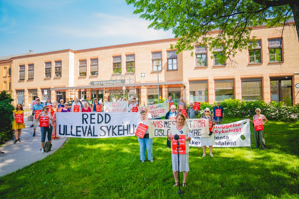 Aksjonsgruppen Redd Ullevål sykehus demonstrerte i fjor sommer utenfor Ullevål sykehus mot planene for nye sykehus i Oslo. Foto: Stian Lysberg Solum / NTB
