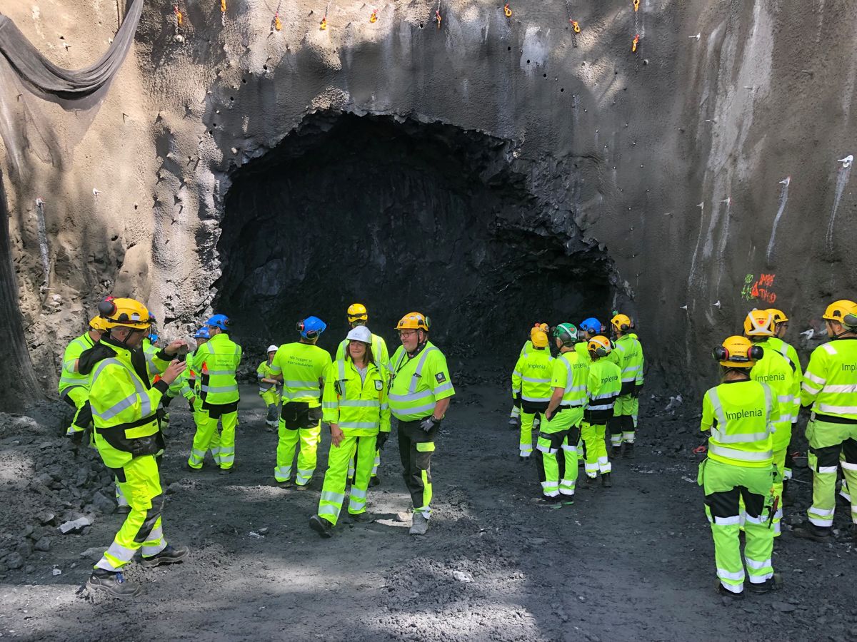 Representanter fra Fornebubanen og Implenia overvar første tunnelsalve ved Fornebuporten. Foto: Fornebubanen.