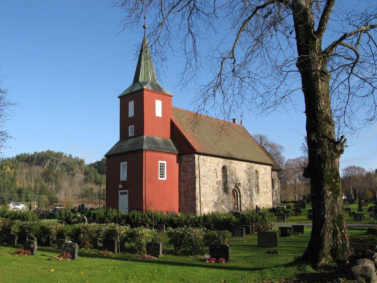 Hedrum middelalderkirke i Larvik er blant kirkene som har fått tilskudd til klimaskallsikring. Foto: Eva Smådahl, Riksantikvaren