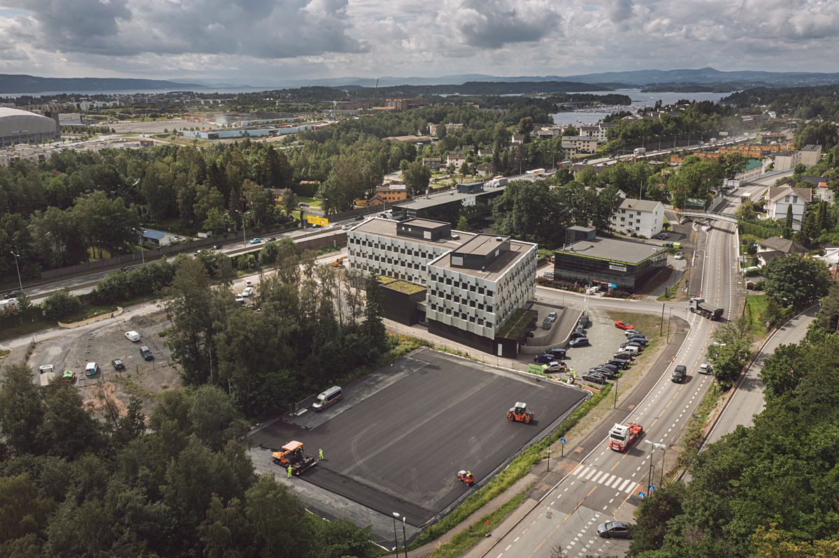 På riggområdet til E18 Vestkorridoren på Lysaker legges det for første gang klimanøytral asfalt. Foto: Benjamin A. Ward