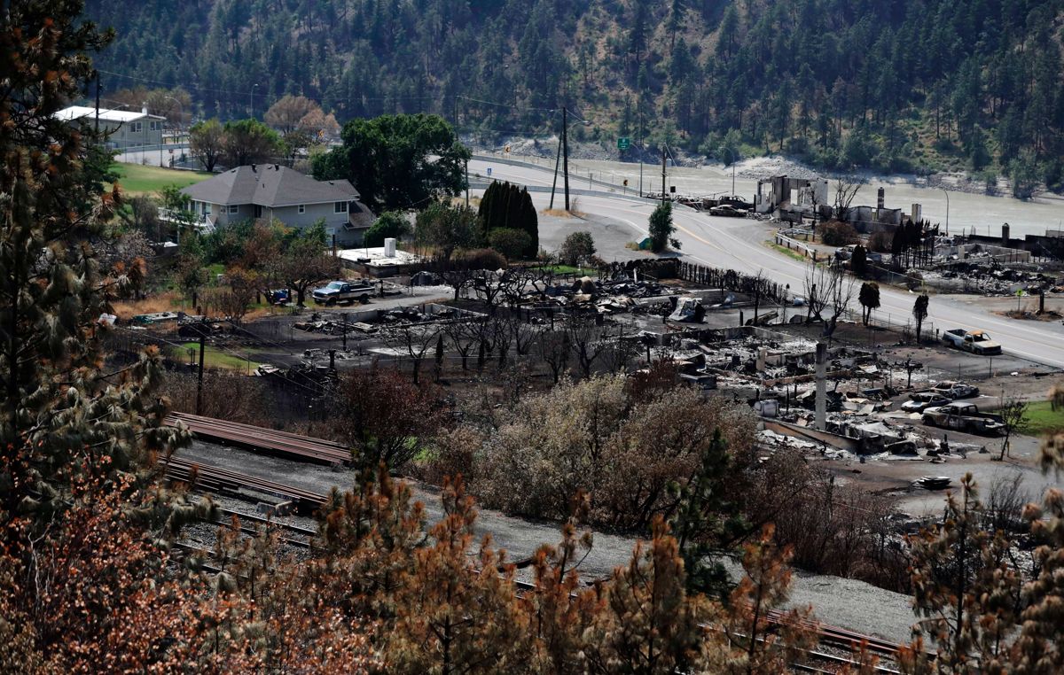 En brann ødela store deler av landsbyen Lytton i British Columbia 30. juni. Nå er det 300 aktive branner rundt i provinsen, og 77 av dem startet i helgen. Foto: Darryl Dyck / AP / NTB