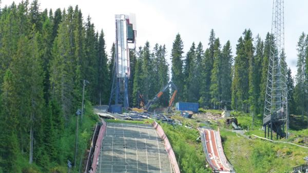 NCC er i full gang med fornyelsen av skianlegget i Granåsen. Det hele skal stå ferdig til vinteren 2023 da den nye bakken skal brukes i Raw Air-konkurransen. Foto: Arne Sellæg