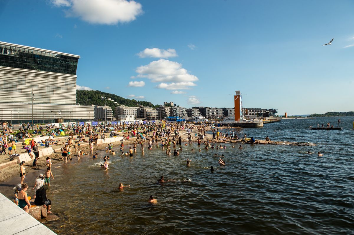 Bading er en fin hobby i varmen. Her fra den nye Operastranda i Oslo. Foto: Annika Byrde / NTB